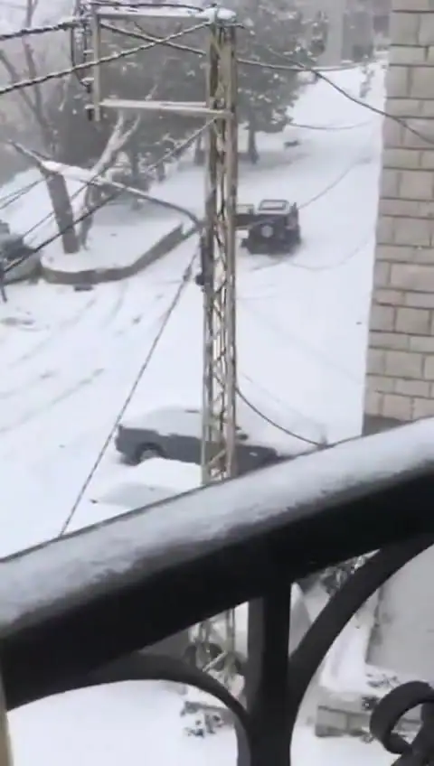 انزلاقات واصطدامات في منطقة بحمدون من جراء الجليد والثلوج المتراكمة