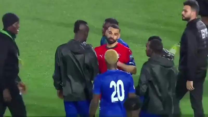 بعد الخسارة أمام مصر.. شاهدوا ما فعله لاعبو منتخب سيراليون مع محمد صلاح..........