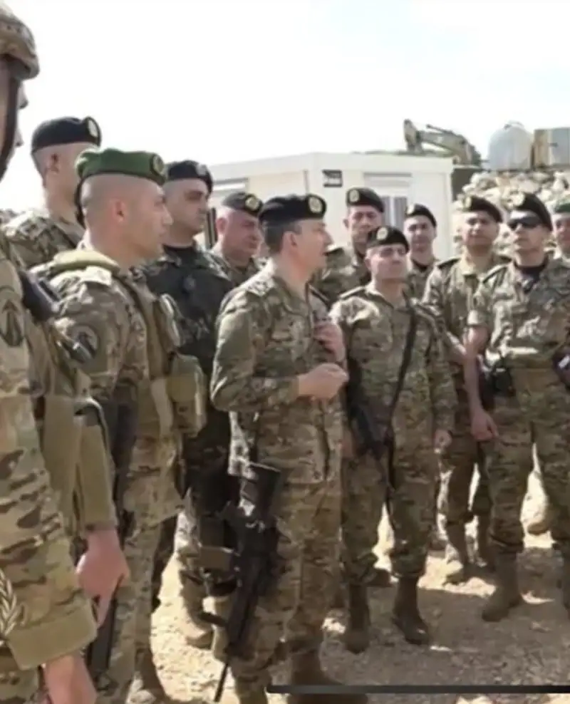 تفقَّدَ قائد الجيش العماد رودولف هيكل قيادة قطاع جنوب الليطاني في ثكنة بنوا بركات - صور حيث التقى الضباط والعسكريين
