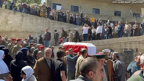 شيّعت قيادة الجيش وأهالي بلدة عكار العتيقة الملازم الشهيد محمود زيتون الذي استشهد بتاريخ ٢٠ /٤ /٢٠٢٥.