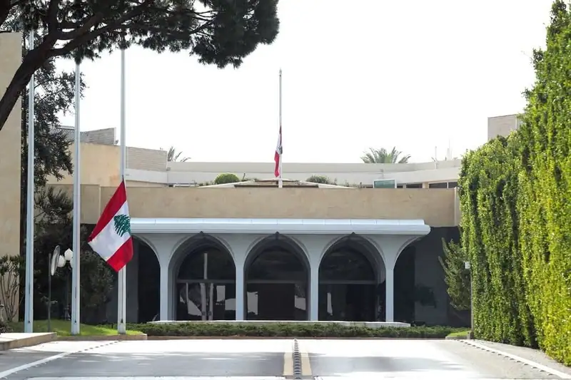 تنكيس العلم اللبناني في قصر بعبدا والسرايا الحكومية حداداً على رحيل البابا فرنسيس