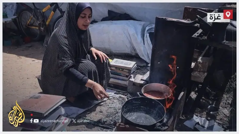 بدلا من استخدامها في التعليم.. نازحون يضطرون لجمع الكتب من الجامعة الإسلامية المدمرة لاستخدامها كوقود لطهي…