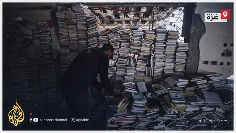 بدلا من استخدامها في التعليم.. نازحون يضطرون لجمع الكتب من الجامعة الإسلامية المدمرة لاستخدامها كوقود لطهي…