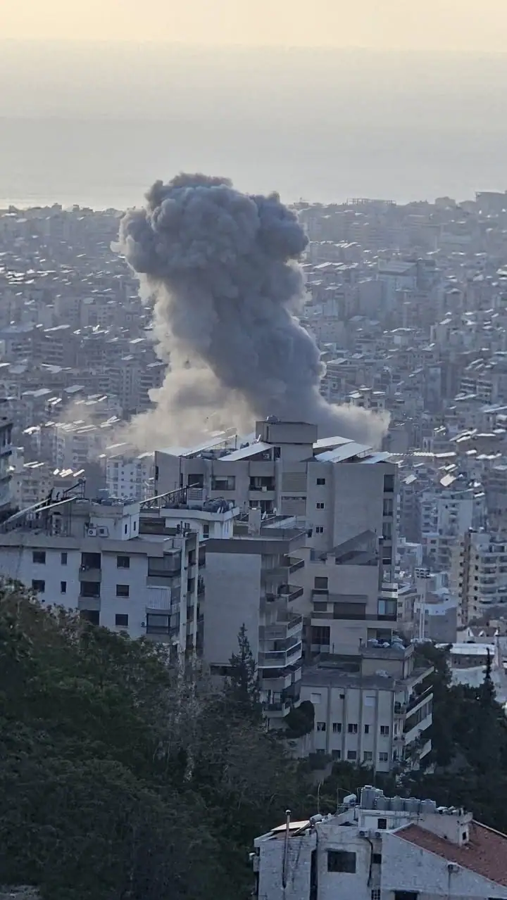 غارة إسرائيلية عنيفة تستهدف المبنى المهدد في الضاحية الجنوبية لبيروت
