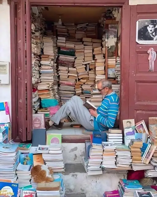 محمد عزيز بائع كتب يبلغ من العمر 72 عامًا
