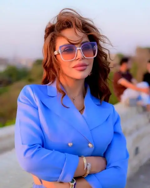 ✨ سوزان نجم الدين تخطف الأنظار بالأزرق الملكي في جلسة تصوير جديدة 🔵👗
