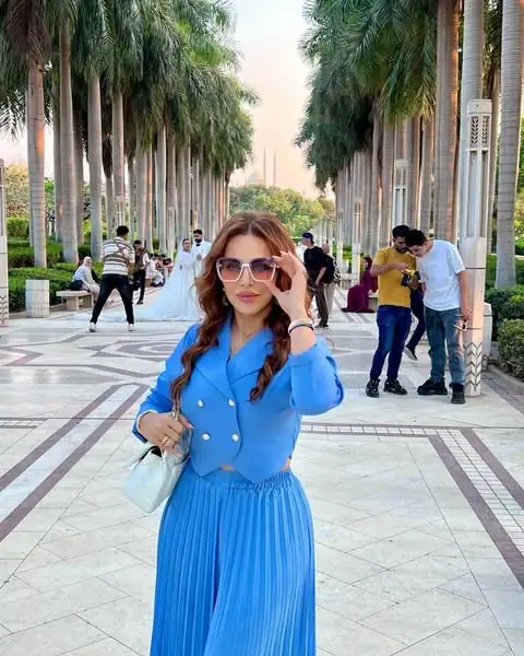 ✨ سوزان نجم الدين تخطف الأنظار بالأزرق الملكي في جلسة تصوير جديدة 🔵👗