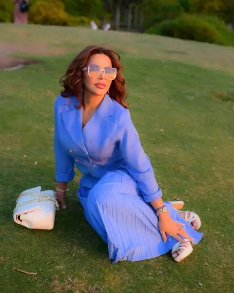 ✨ سوزان نجم الدين تخطف الأنظار بالأزرق الملكي في جلسة تصوير جديدة 🔵👗