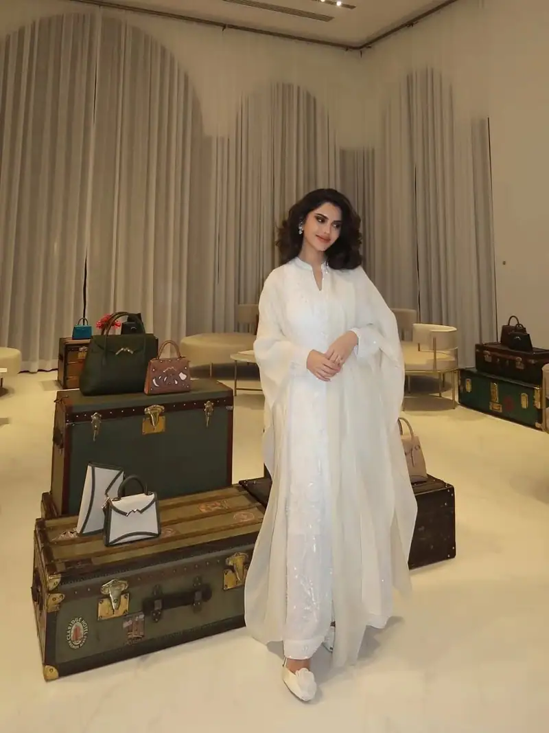 اللون الأبيض يفرض نفسه بقوة هذا الصيف في إطلالات النجمات العربيات