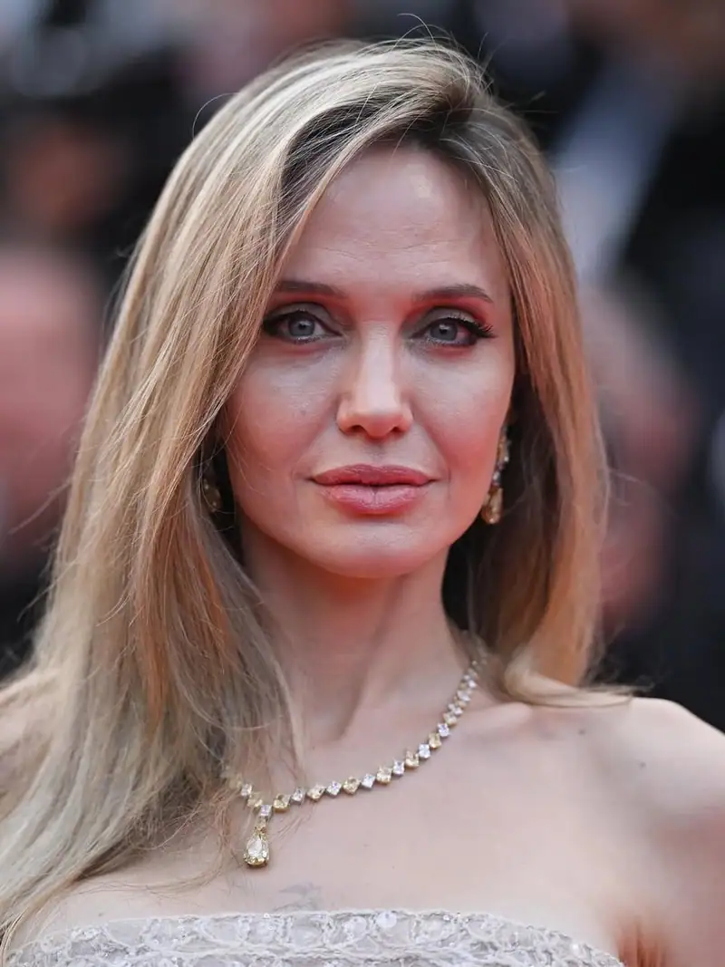 النجمة العالمية #أنجلينا_جولي اليوم في مهرجان كان السينمائي بدورته الـ٧٨ بإطلالة راقية على السجادة الحمراء…