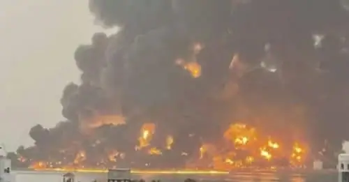 بعد إطلاق صاروخ بالستي على اراضيها: هجوم جوّي وبحري اسرائيلي على ميناء الحديدة في اليمن
