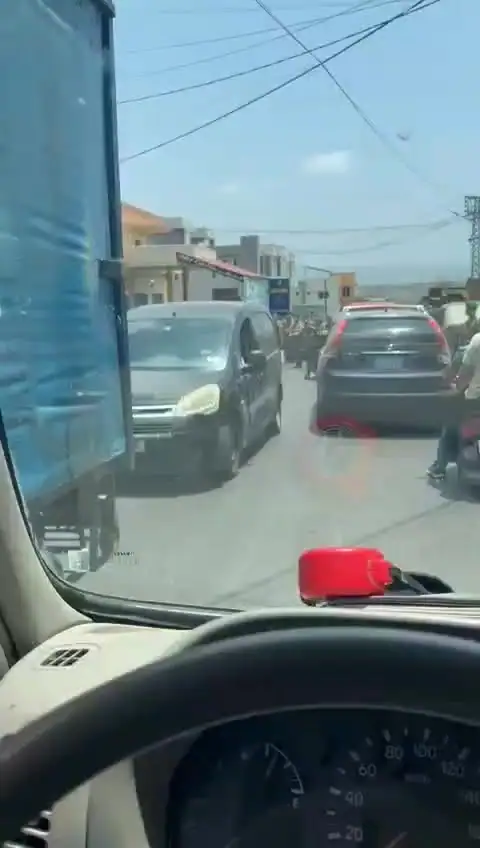 إشكال بين الجيش و المواطنين في بلدة دير قانون بعد اقدام الجيش اللبناني على دخول اليلدة للبحث و القبض على…