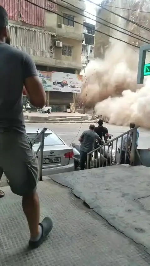 لحظة انهيار جزء من مبنى مستهدف سابقاً في برج البراجنة