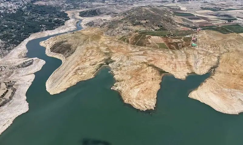 أصدرت المصلحة الوطنية لنهر الليطاني صورًا حديثة تُوثّق الحالة المائية لبحيرة القرعون خلال السنة المائية 2025