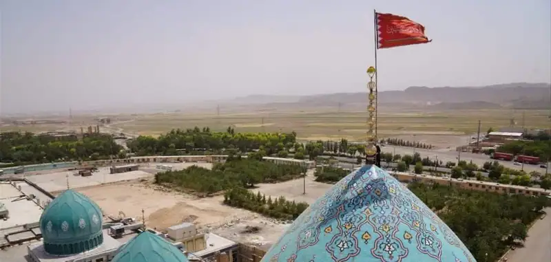 وكالة أنباء فارس: رفع راية الانتقام الحمراء على قبة مسجد جمكران في قم جنوبي طهران