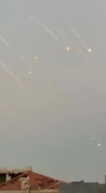 صواريخ ضخمة تنفجر في شمال فلس.طين وتسمع الان في جنوب لبنان بشكل واضح وقد شوهدت من لبنان بالعين المجردة