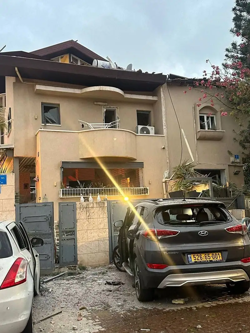 وسائل إعلام إسرائيلية: سقوط إصابات بالإضافة إلى أضرار كبيرة جراء سقوط صواريخ إيرانية وسط "إسرائيل".
