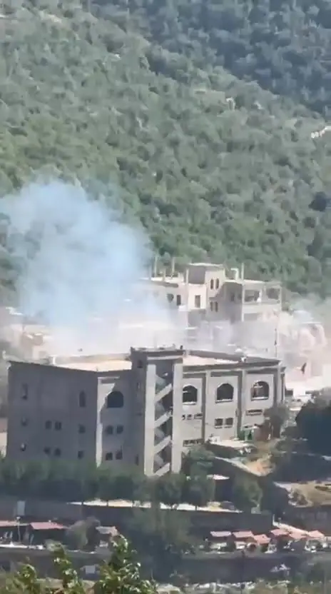 مسيرة اسرائيلية شنّت غارة على ساحة بلدة بيت ليف الحدودية بصاروخين، والمعلومات تشير الى وقوع اصابات