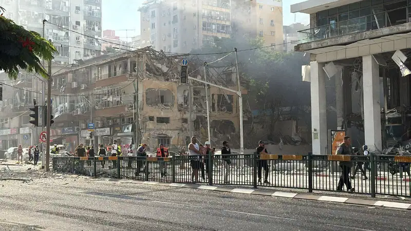دمار واسع جداً ونداءات استغاثة من تحت الانقاض