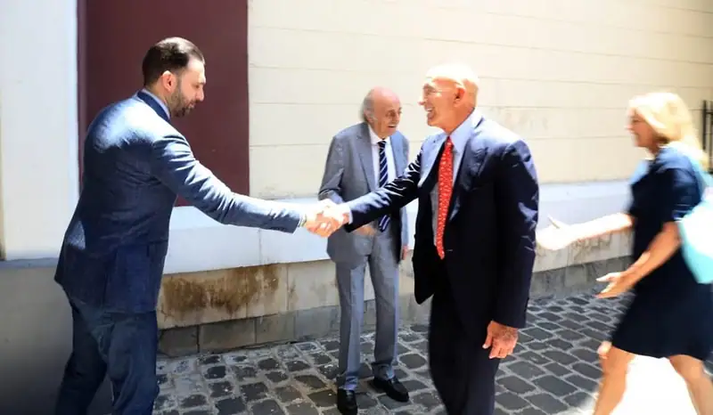 جنبلاط بحث مع باراك الأوضاع في لبنان والمنطقة