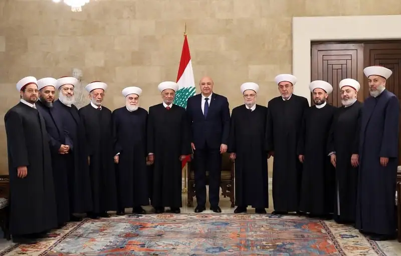 مفتي الجمهورية الشيخ عبد اللطيف دريان، على رأس وفد من مفتيي المناطق اللبنانية، من قصر بعبدا