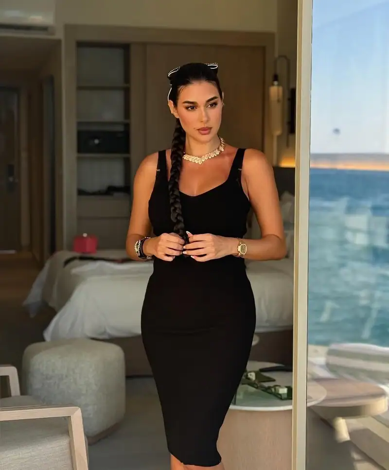 الفستان الأسود القصير… الخيار الأول للنجمات في كل المناسبات