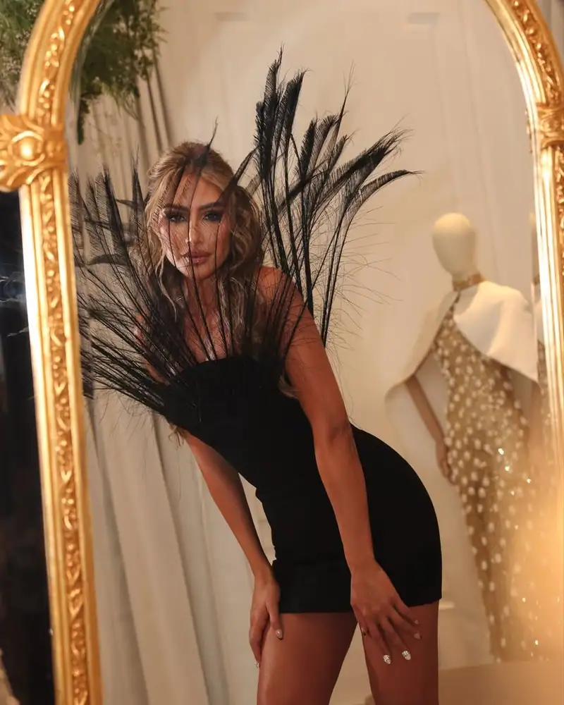 الفستان الأسود القصير… الخيار الأول للنجمات في كل المناسبات