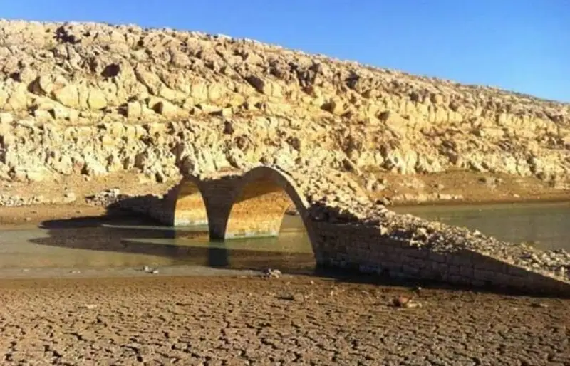 جفاف بحيرة القرعون يكشف عن جسر تاريخي