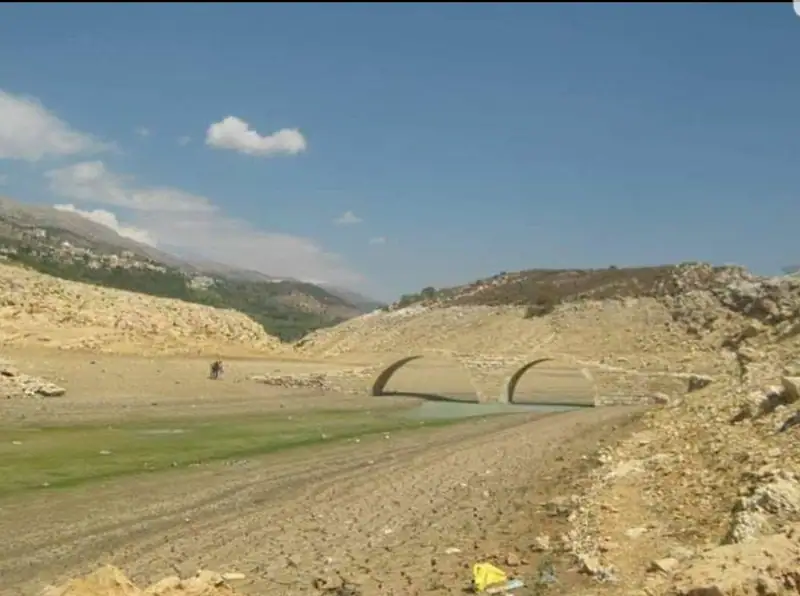 جفاف بحيرة القرعون يكشف عن جسر تاريخي