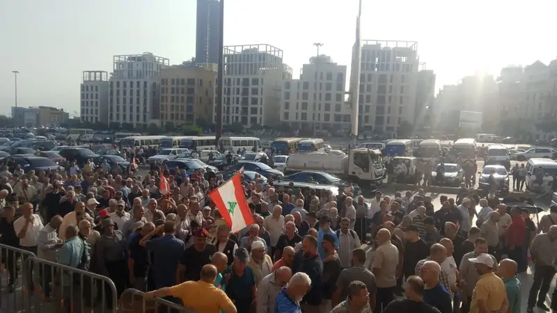 قطع طرقات واحتجاجات في بيروت وطرابلس: العسكريون المتقاعدون يُشعلون الشارع.