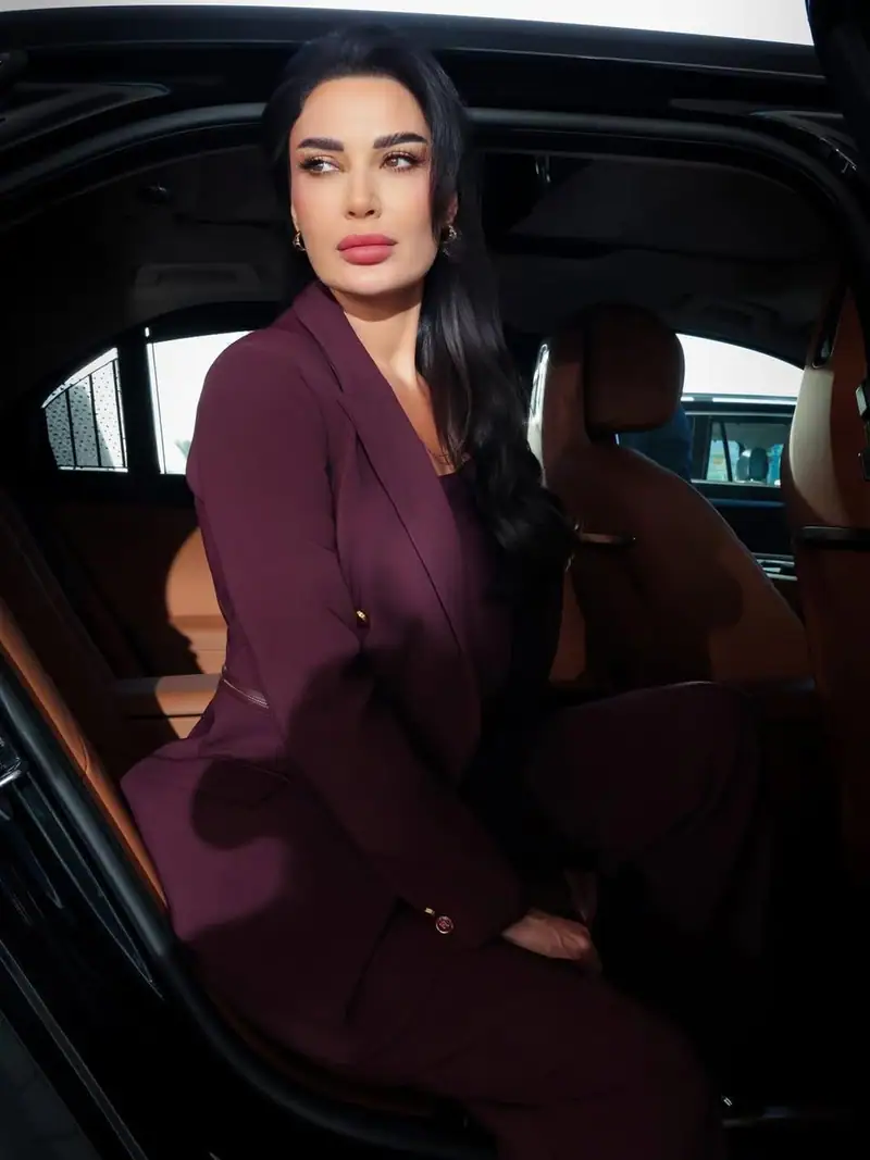 سيرين عبد النور ببدلة برغندي من Elisabetta Franchi