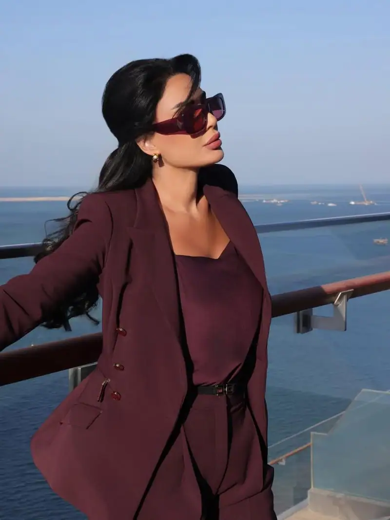 سيرين عبد النور ببدلة برغندي من Elisabetta Franchi