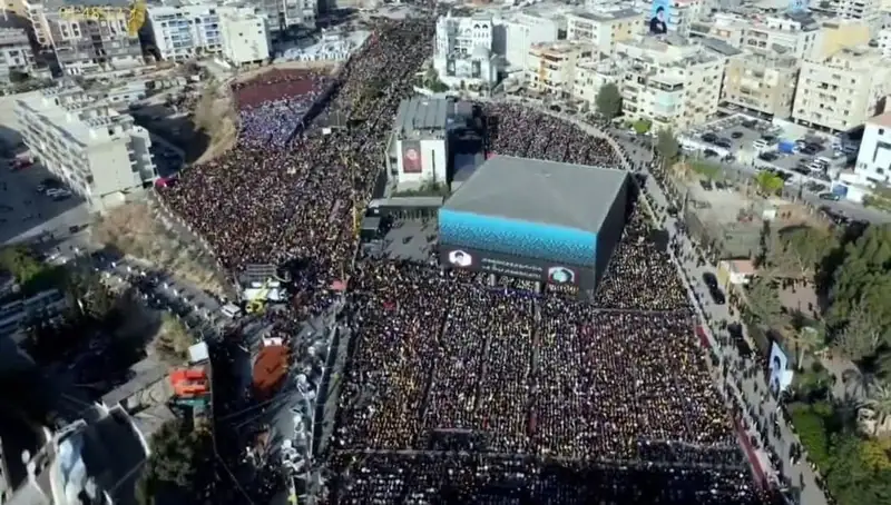 صورة جوية للحضور الجماهيري الواسع في فعالية إحياء