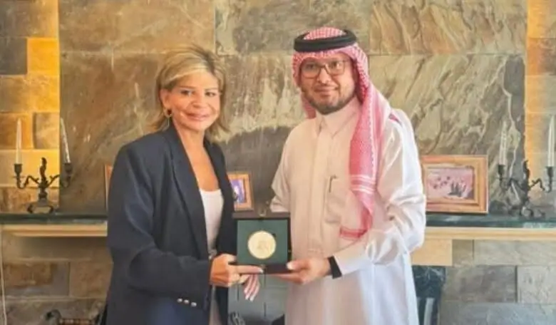 السفير السعودي في لبنان وليد بخاري زار الوزيرة السابقة مي شدياق في منزلها