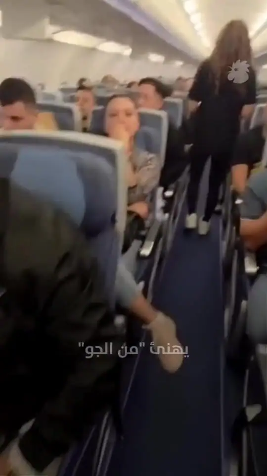 احتفل ركاب إحدى الرحلات الجوية اللبنانية مع منتخب لبنان للسيدات في الكرة الطائرة عقب تتويجهن بلقب بطولة غرب…