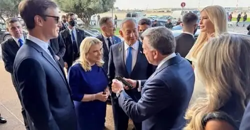 انتشرت صورة لرئيس الوزراء الإسرائيلي بنيامين نتنياهو وزوجته