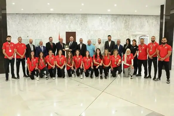 الرئيس جوزاف عون استقبل منتخب لبنان للسيدات في "الميني فوتبول" بعد إحرازهنّ الميدالية البرونزية في بطولة…