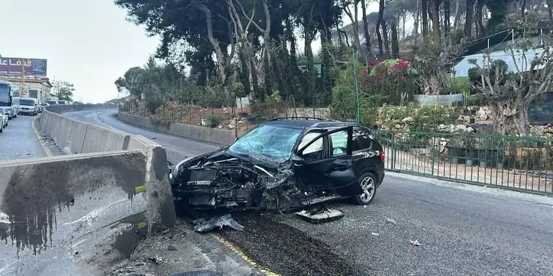 حادث اصطدام سيارة رباعية الدفع بالفاصل الاسمنتي على طريق عام الكحالة باتجاه عاليه