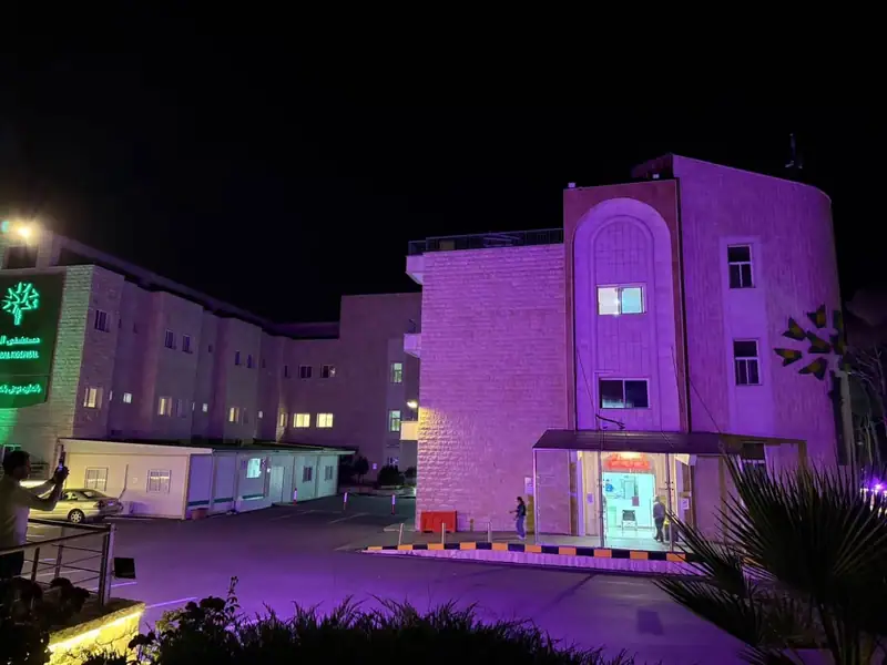 مستشفى الجبل - قرنايل يزهو بالوردي... وقفة دعم لنساء لبنان