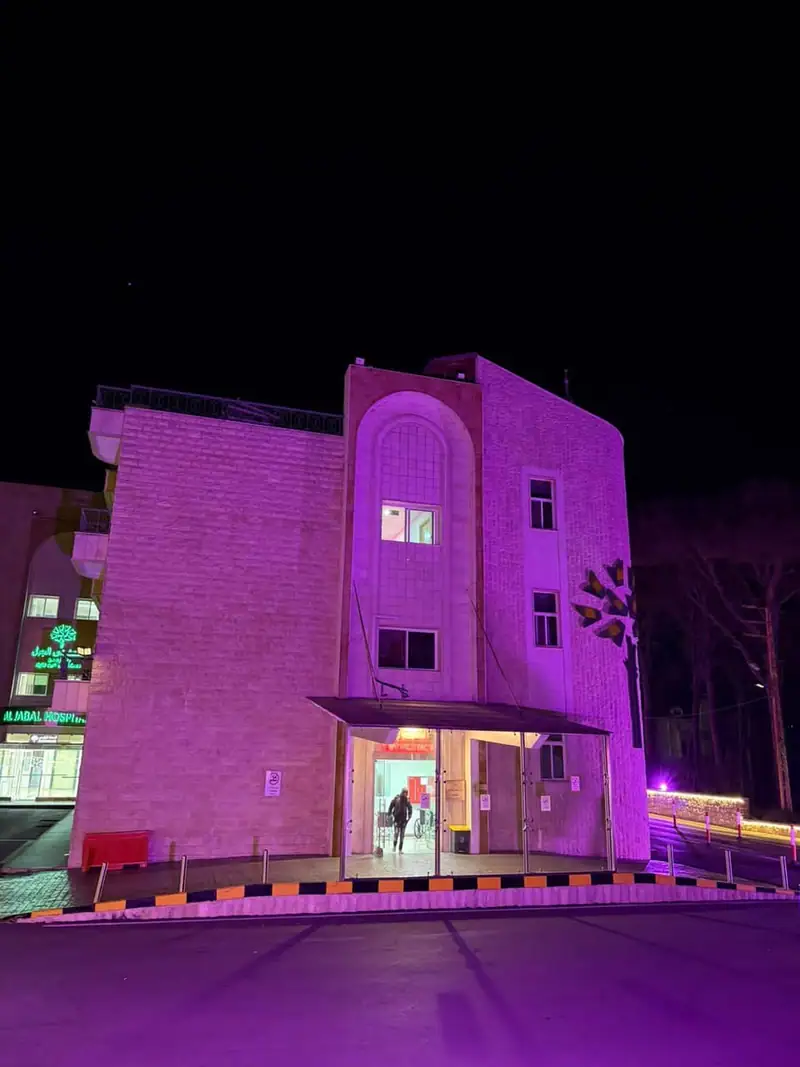 مستشفى الجبل - قرنايل يزهو بالوردي... وقفة دعم لنساء لبنان