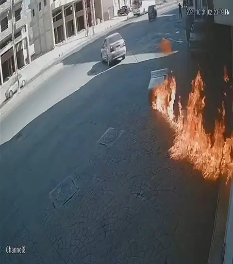غادر سائق إحدى السيارات محطة التعبئة قبل اكتمال تزويد مركبته بالوقود بينما كان خرطوم المضخّة لا يزال موصولًا…