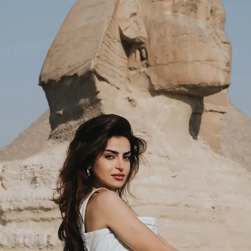 نجمات من أمام الأهرامات قبل أيام من افتتاح المتحف المصري الكبير