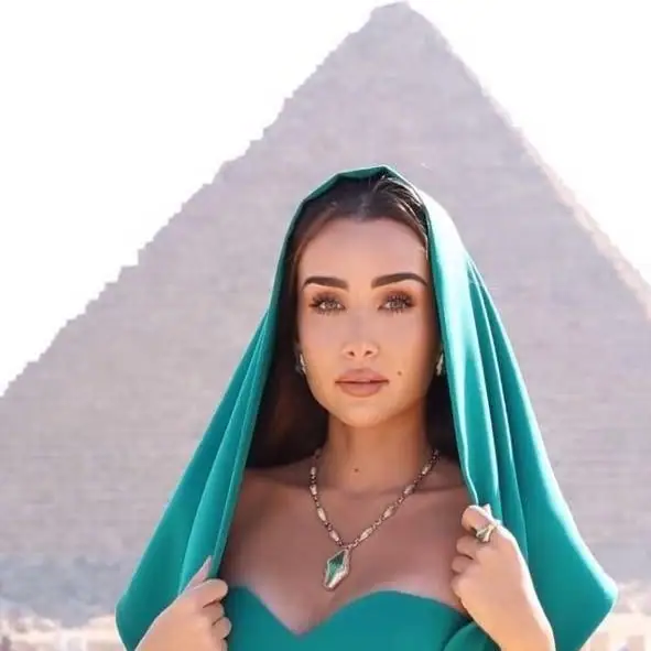 نجمات من أمام الأهرامات قبل أيام من افتتاح المتحف المصري الكبير
