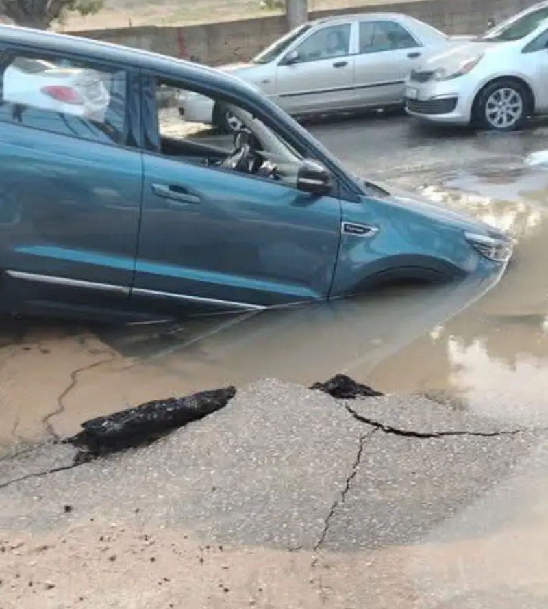 ‏انخساف طريق في منطقة ‎#خلدة وزحمة سير خانقة
