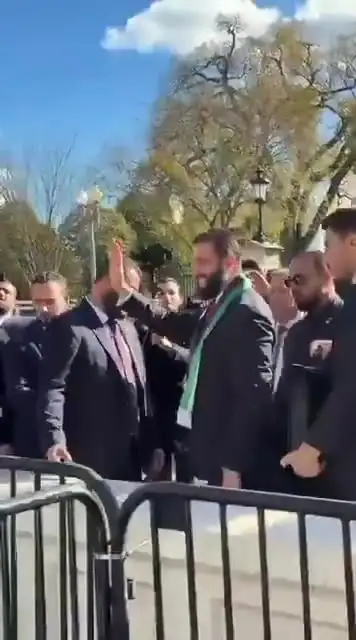 الرئيس السوري أحمد الشرع يحيّي أبناء الجالية السورية أمام البيت الأبيض
