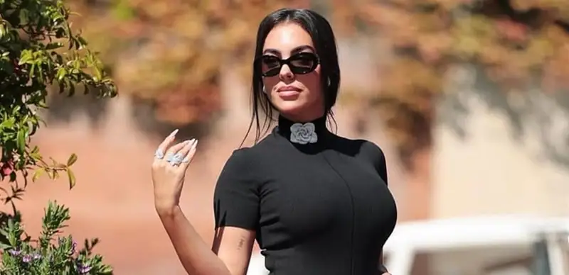 في قطر.. إطلالة لافتة لجورجينا والجمهور يعلّق: "ضعفانة"