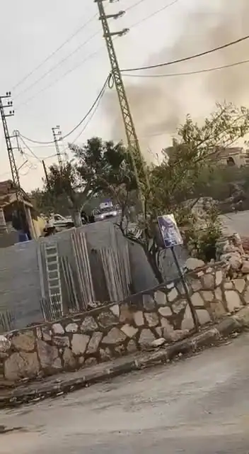 شنت مسيرة اس.رائيلية غارة استهدفت سيارة رابيد في بلدة القنطرة.