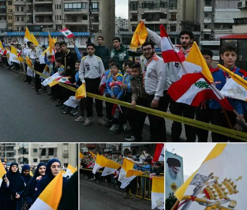 حشود كشفية كبيرة ومواطنون يرفعون أعلام الفاتيكان و الاعلام اللبنانية في استقبال البابا لاوون الرابع عشر في…