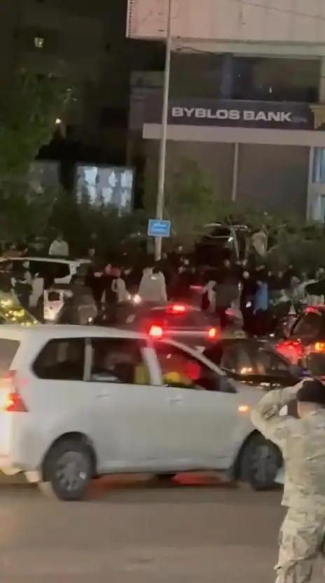 اشكال في حارة صيدا بين اهل المنطقة و مسيرة سيارة لشبان سوريين يحتفلون في الذكرة السنوية لسقوط الرئيس بشار الأسد