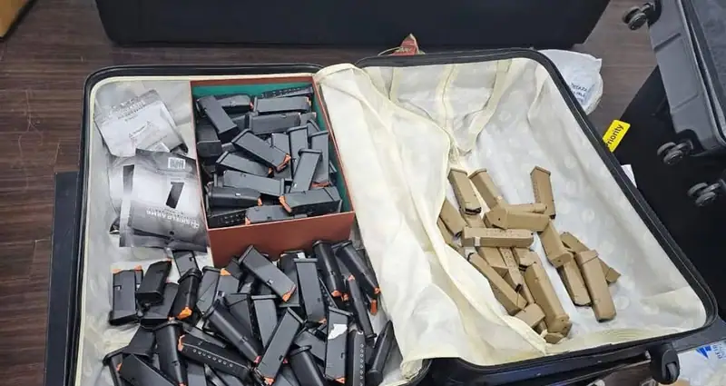 ضبطت جمارك مطار بيروت - دائرة المسافرين في حقائب احد المسافرين القادمين من فرنسا الى لبنان ٩٠ مسدسًا كانت…